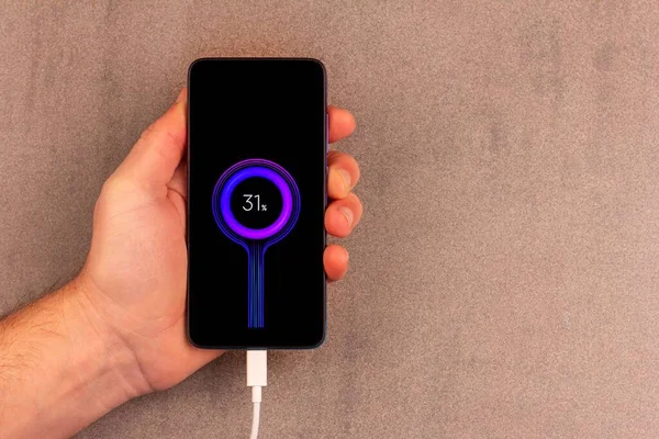 Een Smartphone Met Een Batterij Indicator Het Scherm Met Een — Stockfoto