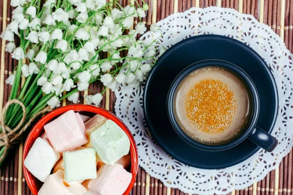 Zwarte Kop Koffie Met Melk Een Schotel Marshmallow Boeket Lelie — Stockfoto