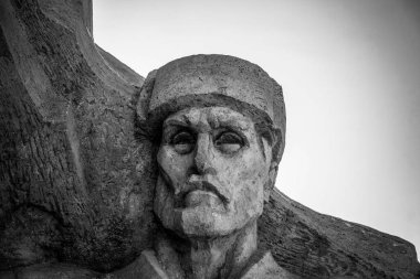 KERCH - 13 Ağustos 2019: Büyük Vatanseverlik Savaşı sırasında Alman faşist işgalcilerle birlikte savaşan Sovyet askerleri ve sivillere adanmış anıt kompleksinin bir parçası