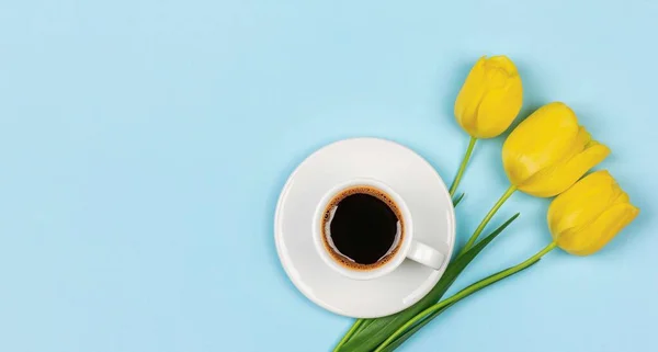 Een Kopje Zwarte Koffie Een Schotel Een Boeket Bloemen Gele — Stockfoto