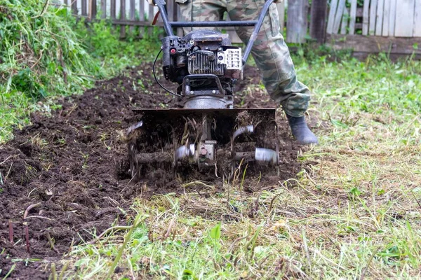 Agricultor Macho Araña Suelo Con Tractor Gasolina Que Prepara Para — Foto de Stock
