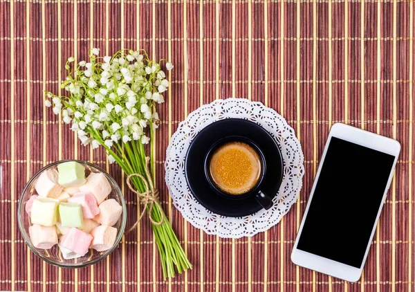 Черный Чашка Кофе Молоком Блюдце Зефир Букет Цветов Долины Смартфон — стоковое фото