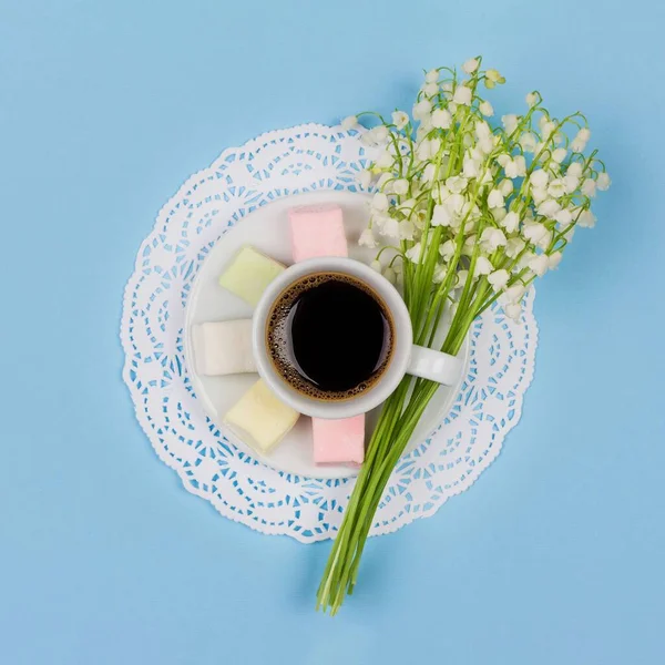 Witte Kop Koffie Latte Een Schotel Marshmallow Een Boeket Lelie — Stockfoto