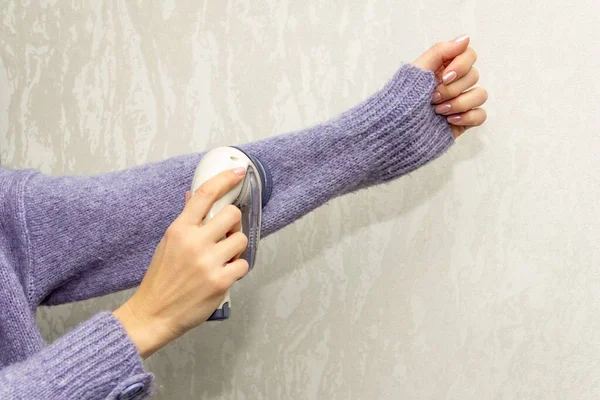 Girl Cleans Knitted Wool Sweater Electric Fabric Shaver Remove Pellets — Stock Photo, Image