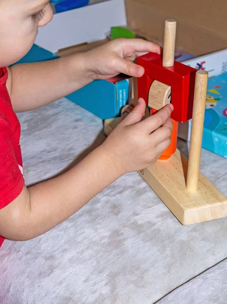 Een Kind Speelt Met Educatief Houten Speelgoed Met Gekleurde Details — Stockfoto