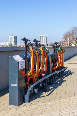 Krasnodar, Rusya - 11 Şubat 2020: Kuban Nehri 'nin setinde scooter kiralama