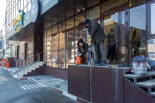 Krasnodar Russland Februar 2020 Bauarbeiter Bohren Mit Einem Wasserhammer Ein — Stockfoto