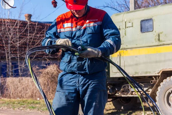 Krasnodar Rusia Marzo 2020 Electricista Masculino Rosseti Empleado Prepara Cables — Foto de Stock