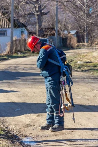 Krasnodar Ryssland Mars 2020 Manlig Elektriker Kontrollerar Utrustningen För Lyft — Stockfoto