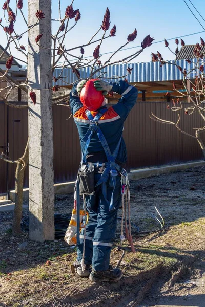 Manlig Elektriker Tittar Upp Kraftledningen Håller Röd Skyddshjälm Med Händerna — Stockfoto