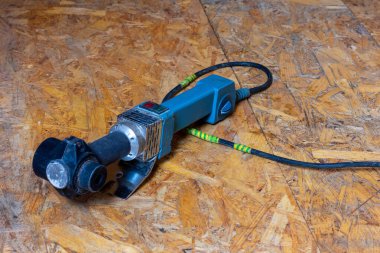 Yerdeki polipropilen boruları için lehim demiri kapat.