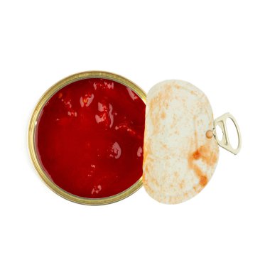 Beyaz arka planda izole edilmiş domatesli teneke kutuyu aç. Yakın plan, üst görünüm