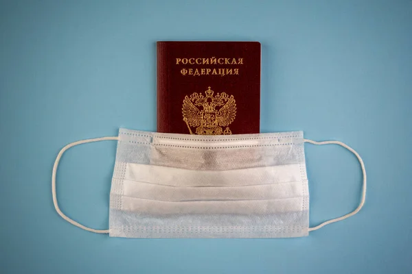 Paspor Rusia Bawah Topeng Medis Sekali Pakai Pada Latar Belakang — Stok Foto