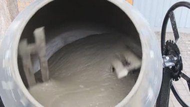 İnşaat alanları ve Knead Beton 'da beton karıştırma işi. Kum, çimento ve suyu karıştırıyor. Yakın plan.
