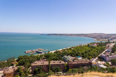 Karadeniz 'in güzel manzarası, Kırım köprüsü ve bir yaz günü Mithridat Dağı' ndan Kerch tatil köyünün seti.