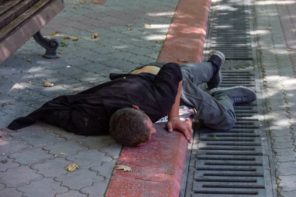 Ein Betrunkener Liegt Einem Sommertag Auf Dem Gehweg Der Innenstadt — Stockfoto