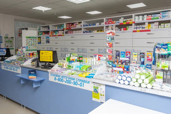 러시아 Adygea 2018 약국에서 신용카드 컴퓨터 의약품을 지불하기 패드와 카운터 — 스톡 사진