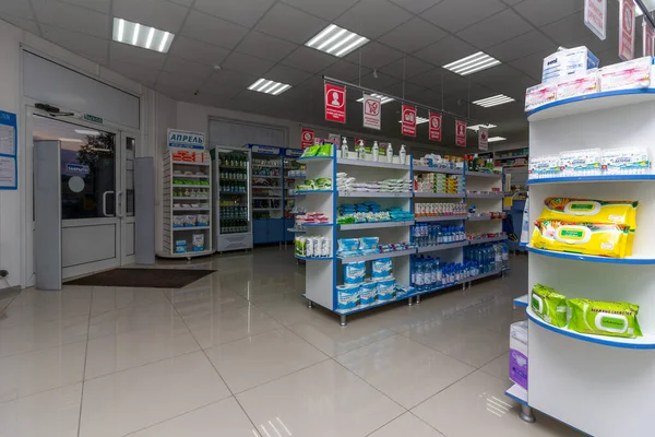 Adigea, Rusya - 6 Haziran 2018: ön kapı ve raflar ıslak mendiller, antiseptik çözümler, tuvalet kağıdı, şişe su ve eczane minimarketindeki diğer ürünler