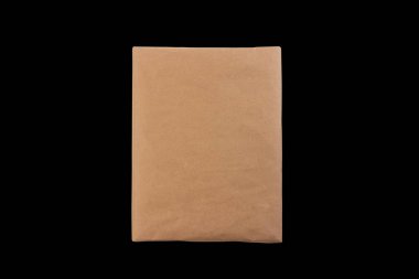 ambalaj kağıdındaki paket paketi siyah arkaplan üst görüntüsünde izole edildi.