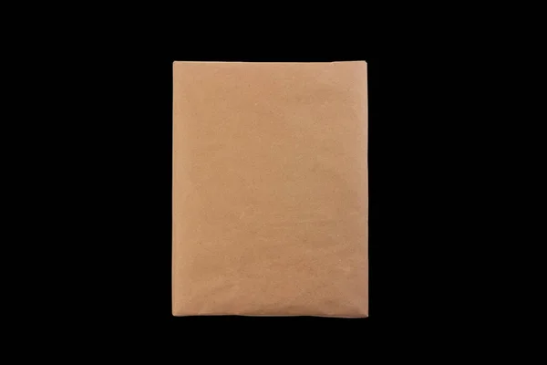 黒の背景に隔離された包装紙の小包パッケージトップビューのクローズアップ — ストック写真
