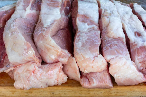 Duży Kawałek Surowego Mięsa Wieprzowego Tłuszczem Pokrojonym Kawałki Bliskiej Desce — Zdjęcie stockowe