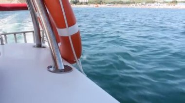 Bir yaz günü deniz dalgalarında tekne gezintisi.