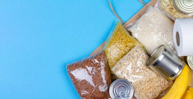 Koronavirüs, pirinç, makarna, yulaf ezmesi, konserve yiyecek, tuvalet kağıdı, karabuğday, muz karantina dönemi için gıda tedarik eden kağıt torbası.
