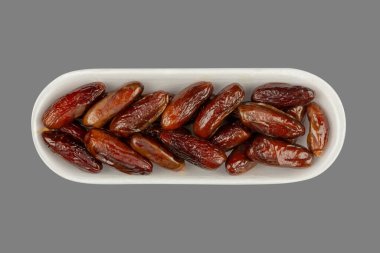 Kurumuş tarihler beyaz stiroköpük paketleme kapalı gri arka plan yakın plan, üst görünüm