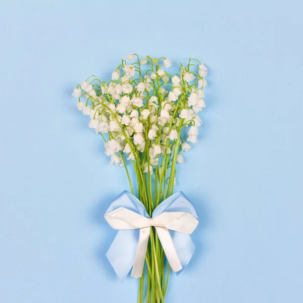 Buquê Flores Perfumadas Lírio Vale Com Arco Branco Azul Fundo — Fotografia de Stock