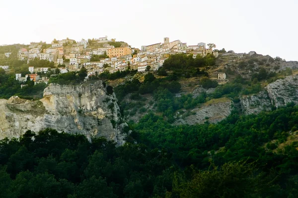 Civitaluparella v Abruzzo, malé vesnice v zemi — Stock fotografie