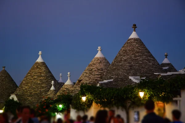 Trulli vid solnedgången i Alberobello (Italien) — Stockfoto