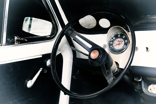 İç eski ve klasik İtalyan otomobil 500 — Stok fotoğraf