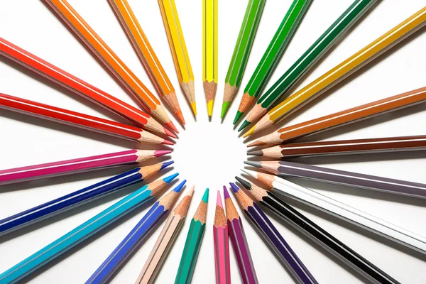 Кольорові олівці і гострі кола — стокове фото