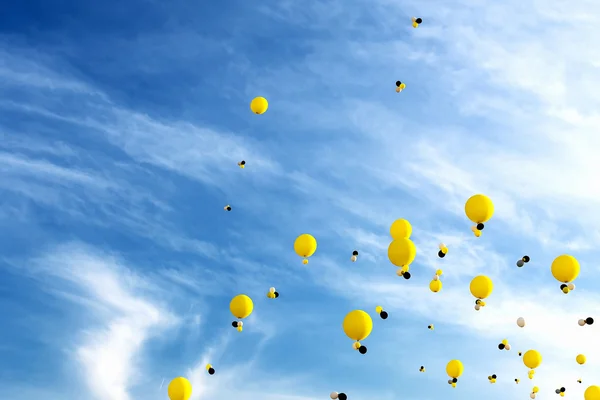 Balony helowe na niebieskim niebie — Zdjęcie stockowe
