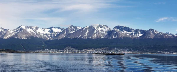 Ushuaia vista desde el canal Beagle (Argentina) ) —  Fotos de Stock