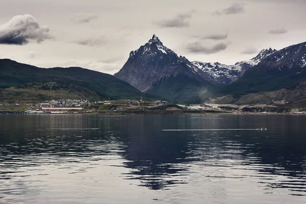 Ushuaia y Monte Olivia vistos desde el canal Beagle (Argentina) ) —  Fotos de Stock