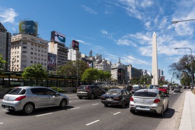 Dikilitaş ve Avenida 9 de Julio ile trafik araba Buenos Aires
