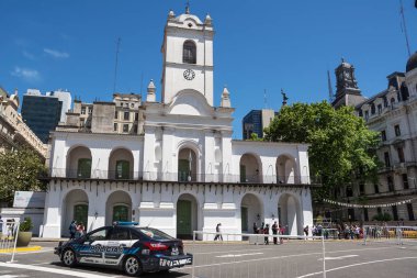 Cabildo Buenos Aires polis arabası ve bilgisiyle bir Pazar