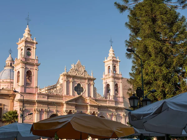 Sonnenschirm und Kathedrale in Salta (Argentinien)) — Stockfoto
