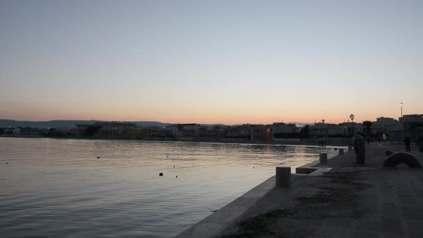 Vista general de la bahía y el puerto de Torre Canne en Puglia al atardecer (Italia ) — Vídeos de Stock