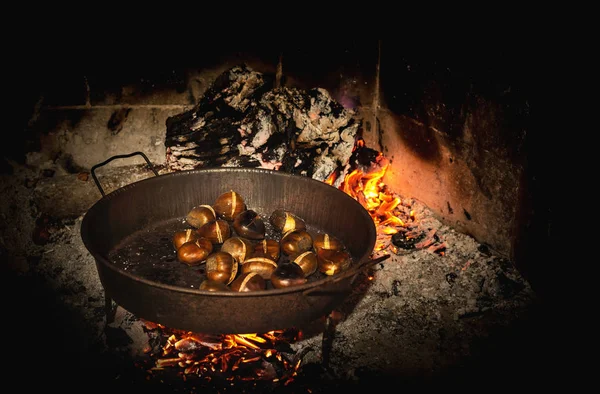 Kömürlerin yanma üzerinde Coocking kestane