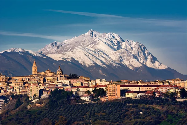 A cidade de Chieti e atrás da montanha de Gran Sasso — Fotografia de Stock