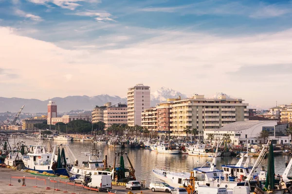 Kanałem portowym na rzeki Pescara (Abruzja) — Zdjęcie stockowe