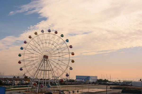 Roda panorâmica no porto de Pescara (Abruzzo ) — Fotografia de Stock
