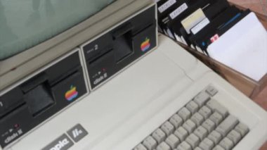 Yaşlı elma bilgisayar ve el disket Inside ekleme