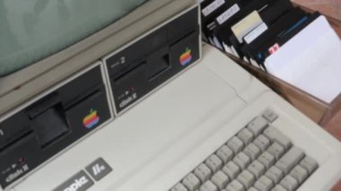 Yaşlı elma bilgisayar ve el disket Inside ekleme
