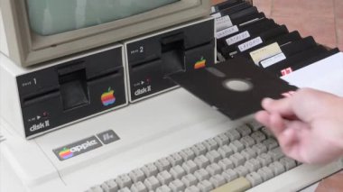 Yaşlı elma bilgisayar ve el disket Inside ekleme