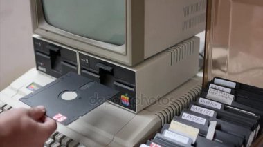 Yaşlı elma bilgisayar ve el disket Inside ekleme