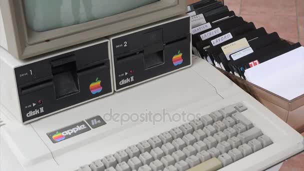Věku Apple computer a ručně vložit disketu vnitřní — Stock video