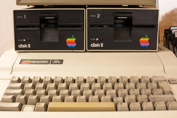 Clavier et lecteur de disque de l'ordinateur Aged Apple — Photo